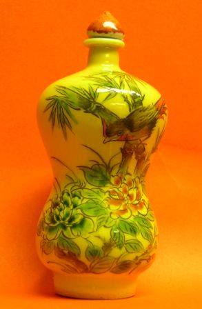 Tabati�re en porcelaine en forme de gourde
